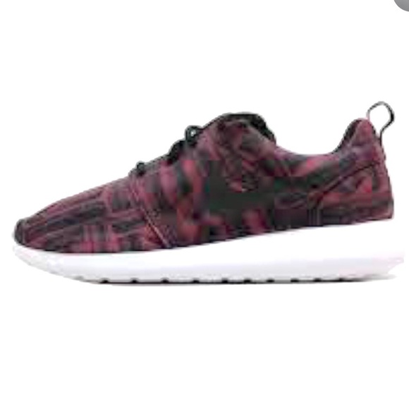 Nike Women's Roshe One 1 Print Night Maroon Sneakers size 9 844958-601 - Picture 1 of 9